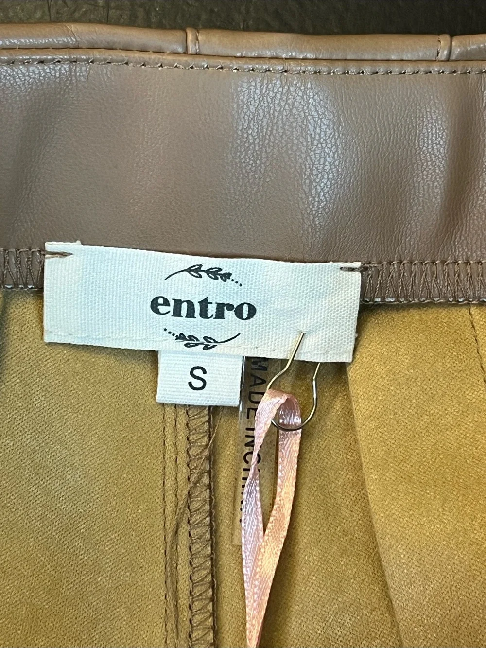 Entro Boutique NWT Tan Pleated Faux Leather High Waisted Shorts Sz S Trendy‎